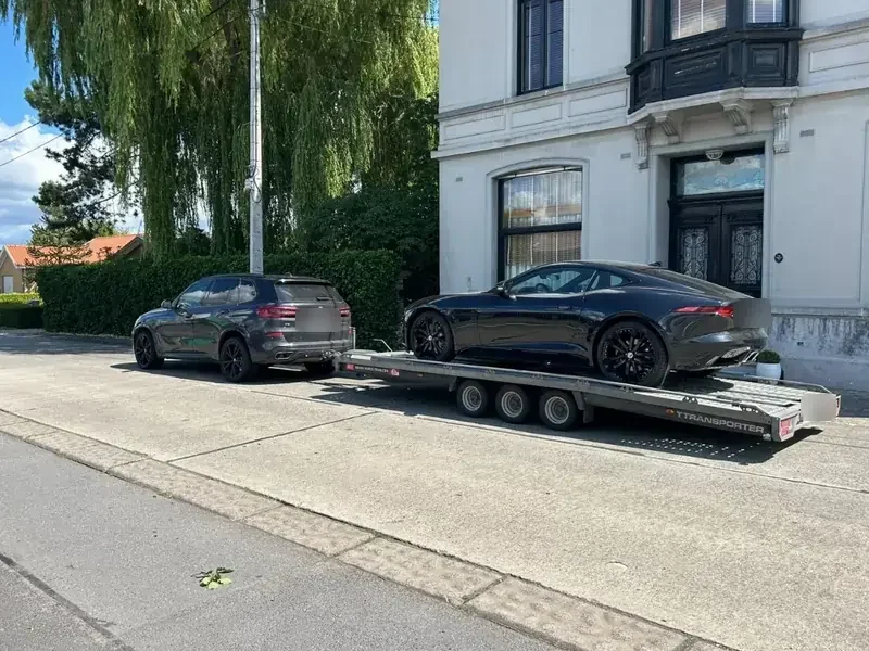 Sportwagen op de trailer van CLIM voor een herenhuis