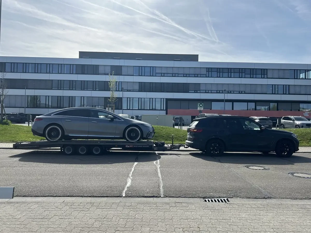 Wagen op de trailer van CLIM voor een modern kantoorgebouw